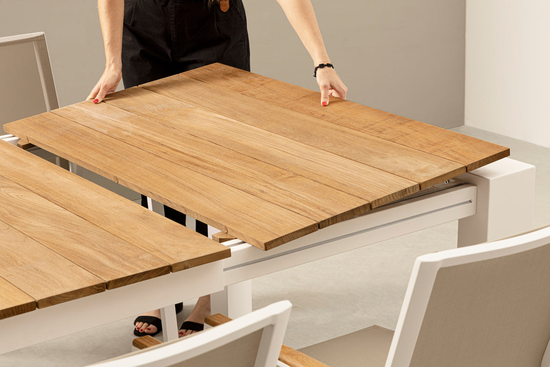 tavolo allungabile cameron in alluminio bianco e legno teak 228×100 cm – 294×100 cm, perfetto per godersi momenti all’aperto...