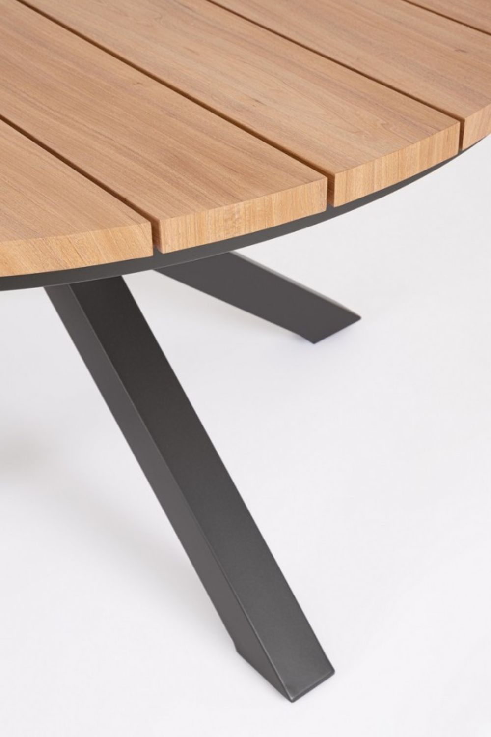 tavolo rotondo zelmar effetto legno e struttura in alluminio antracite ø 130 cm, ambientazione in giardino con sedie...