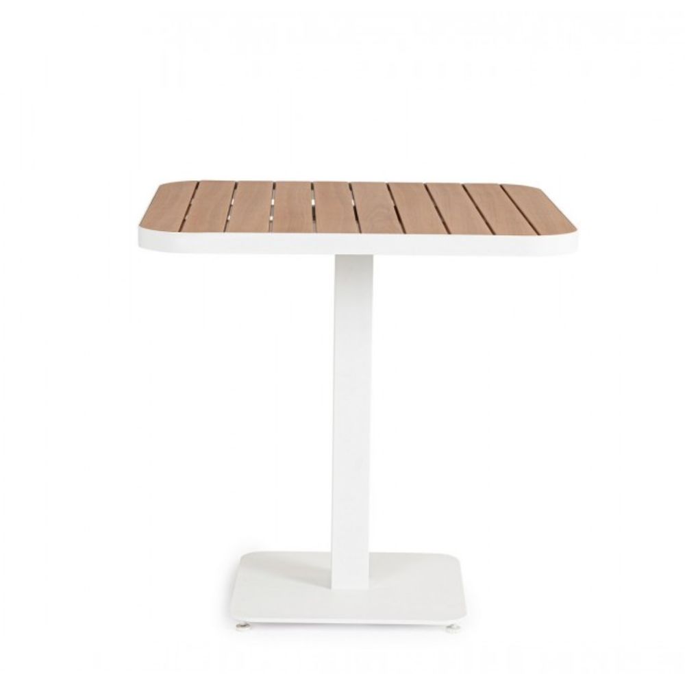 tavolo belmar effetto legno e struttura alluminio bianco 75×75 cm, ambientazione in giardino con sedie coordinate