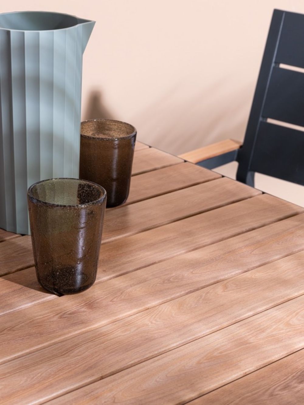 tavolo belmar effetto legno e struttura alluminio antracite 75×75 cm, design resistente e dal look naturale