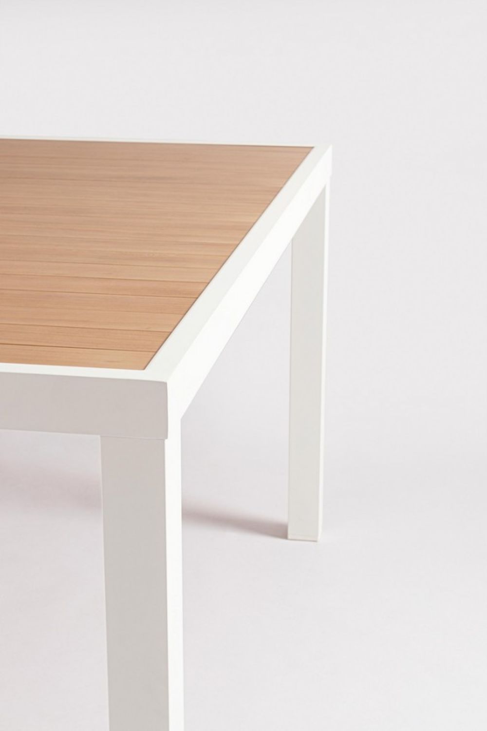 tavolo fisso hilija effetto legno e struttura in alluminio bianco 136×136 cm, ambientazione in giardino con sedie coordinate