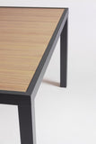 tavolo fisso hilija effetto legno e struttura in alluminio antracite 136×136 cm, ambientazione in giardino con sedie...