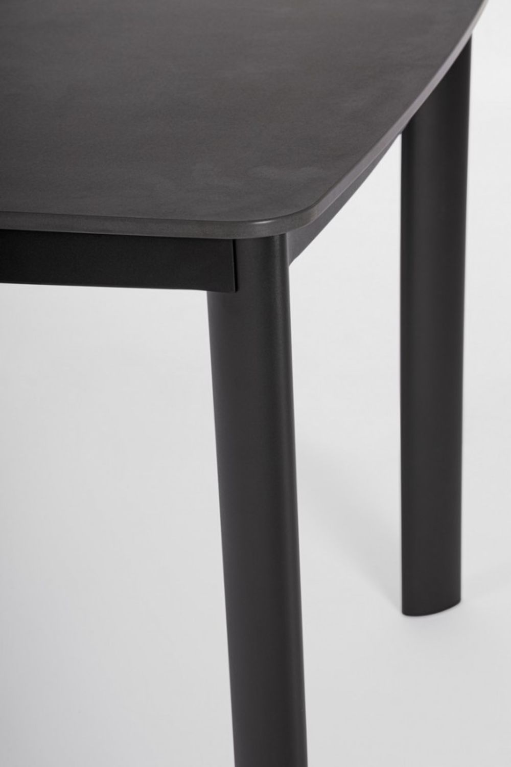 tavolo fisso alcora in pietra naturale e struttura in alluminio antracite 180×90 cm, ambientazione in giardino con sedie...