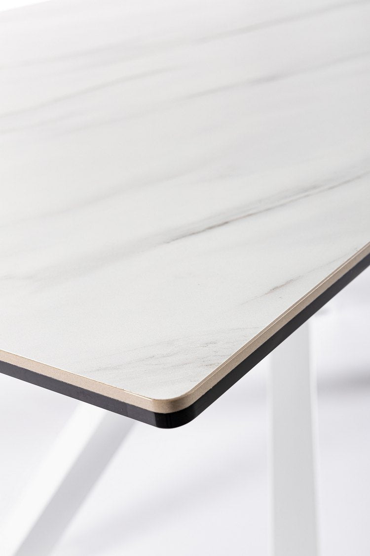 tavolo sean in ceramica effetto marmo e gambe in acciaio bianche 180×90 cm, vista ambientata con sedie abbinate