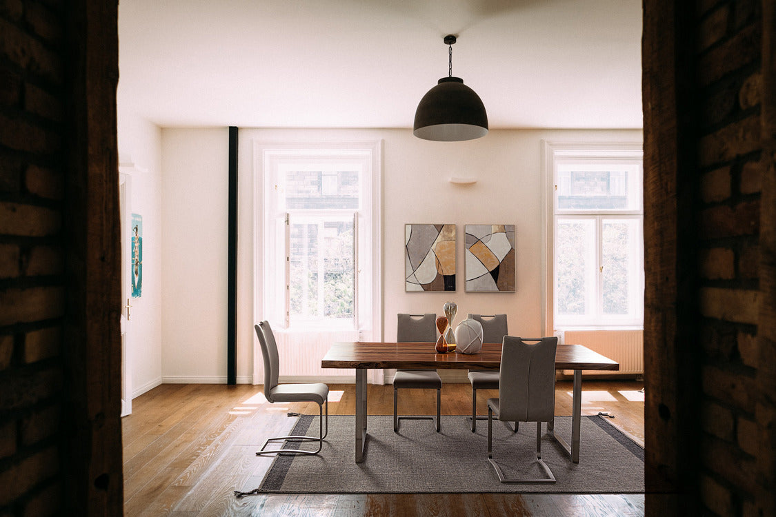 tavolo osbert in legno di acacia e gambe in acciaio 220 x100 cm, ideale per ospitare pranzi o riunioni