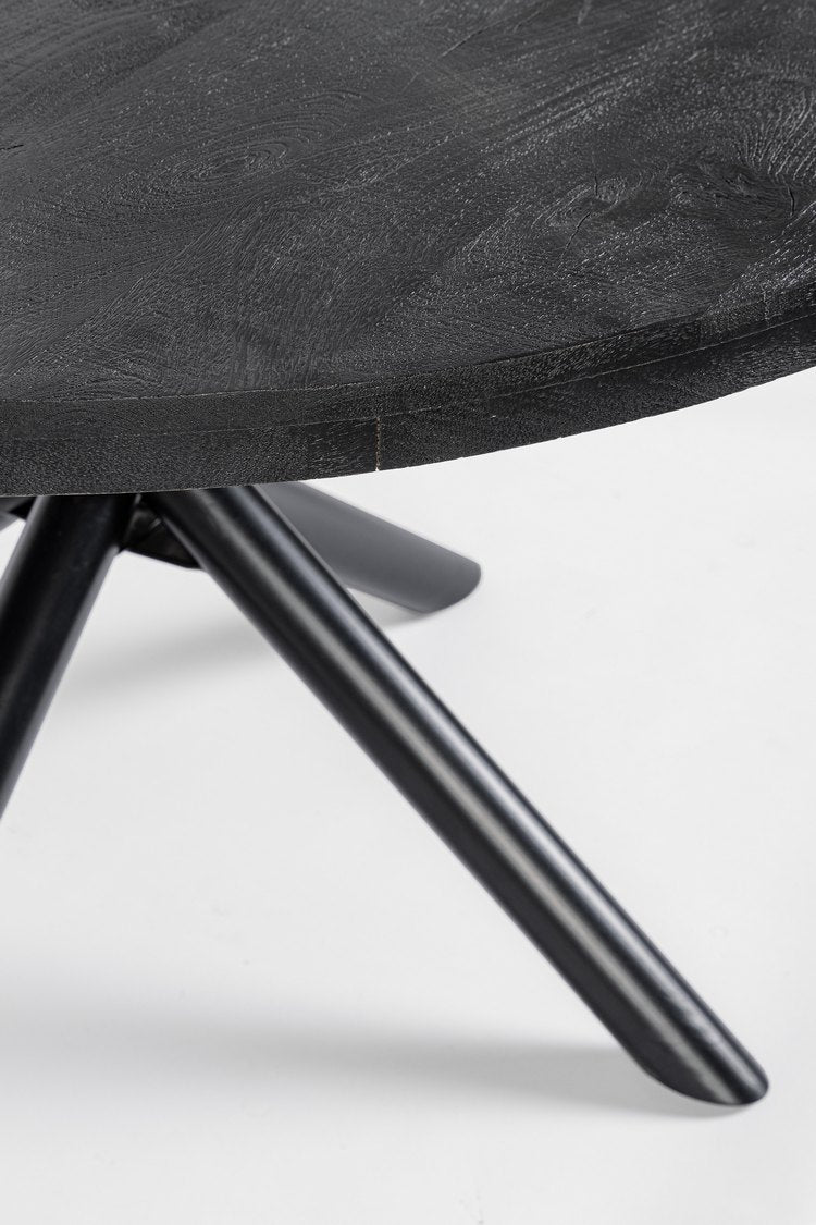 tavolo hastings rotondo ø130 in legno di mango e base nera acciaio, vista ambientata con sedie abbinate