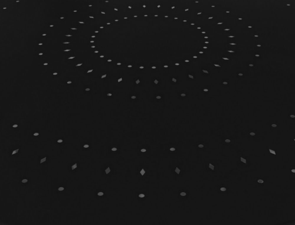 tavolo etienne in acciaio antracite ø90 cm, ambientazione in giardino con sedie coordinate