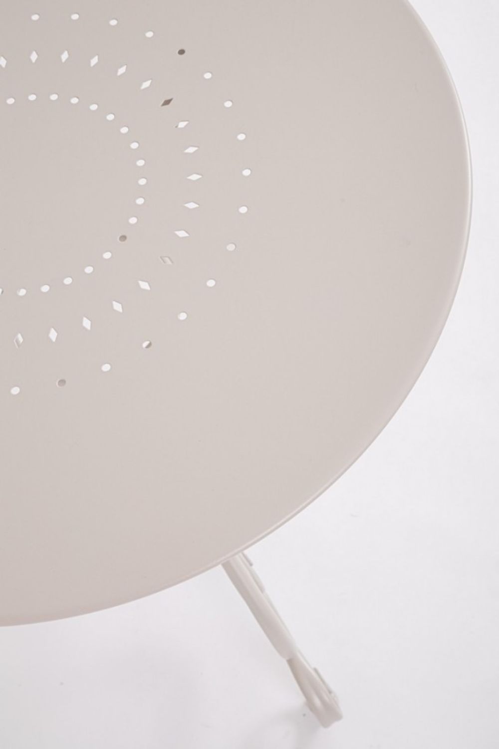 tavolo etienne in acciaio beige ø70 cm, ambientazione in giardino con sedie coordinate