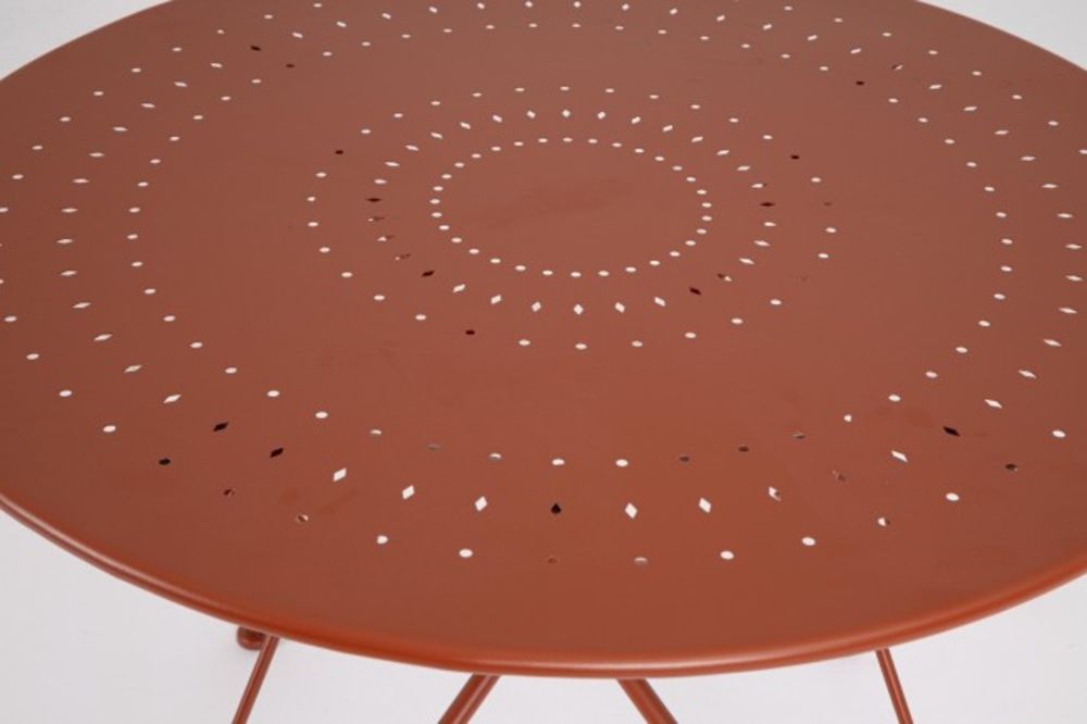 tavolo etienne in acciaio rosso ø90 cm, dettaglio dei materiali trattati per uso esterno