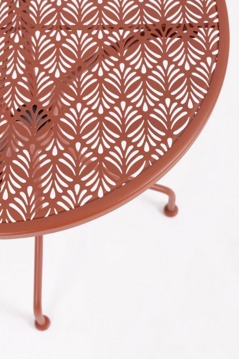 tavolo lizette in acciaio rosso scuro ø60 cm, ambientazione in giardino con sedie coordinate