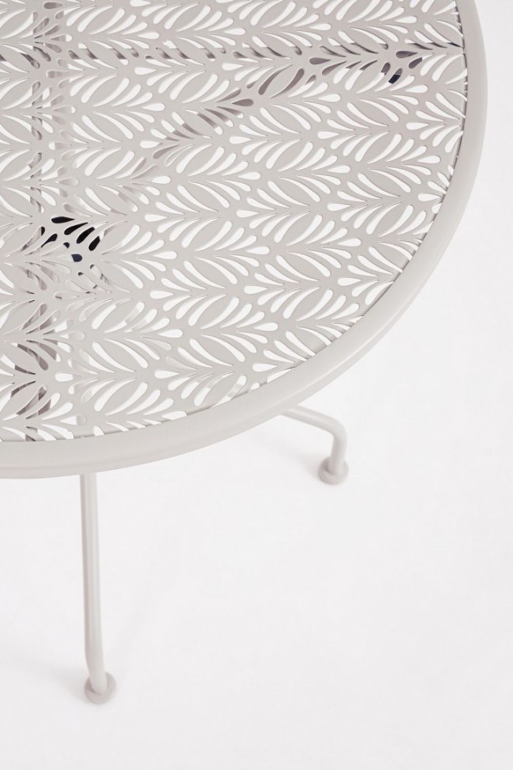 tavolo lizette in acciaio beige ø60 cm, ambientazione in giardino con sedie coordinate