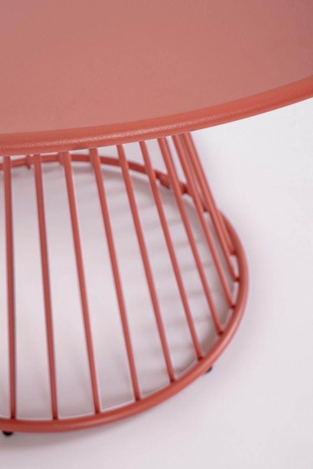 tavolo rotondo austin in acciaio rosso ø 120 cm, dettaglio dei materiali trattati per uso esterno