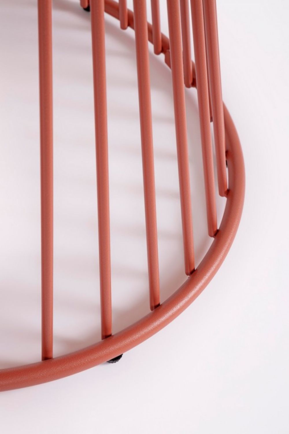 tavolo rotondo austin in acciaio rosso ø 120 cm, ambientazione in giardino con sedie coordinate