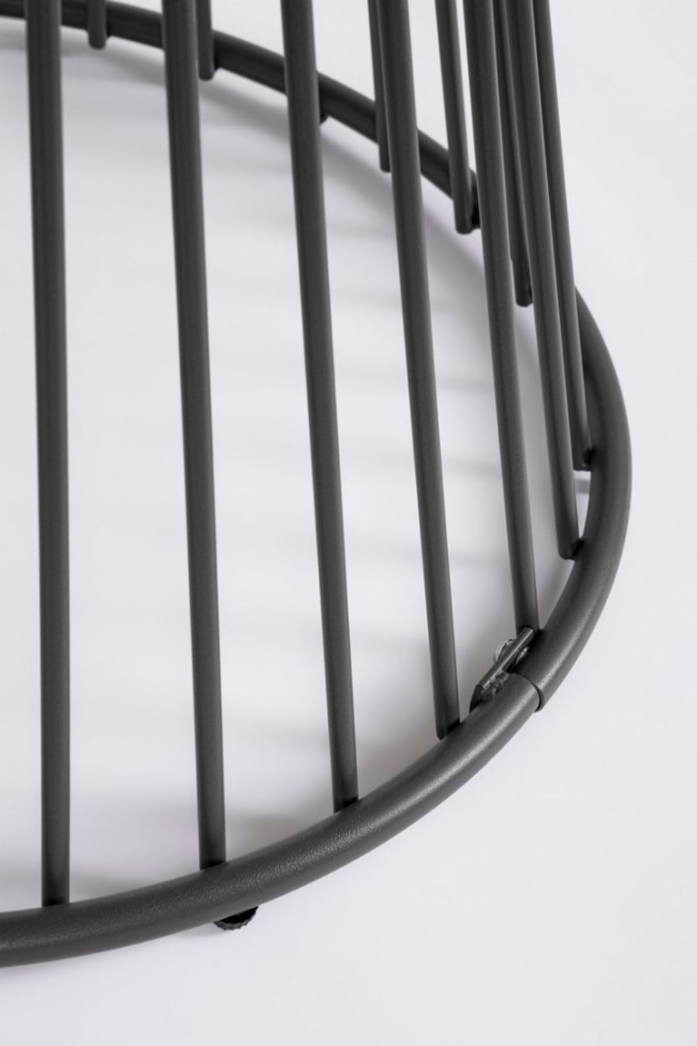 tavolo rotondo austin in acciaio antracite ø 120 cm, ambientazione in giardino con sedie coordinate