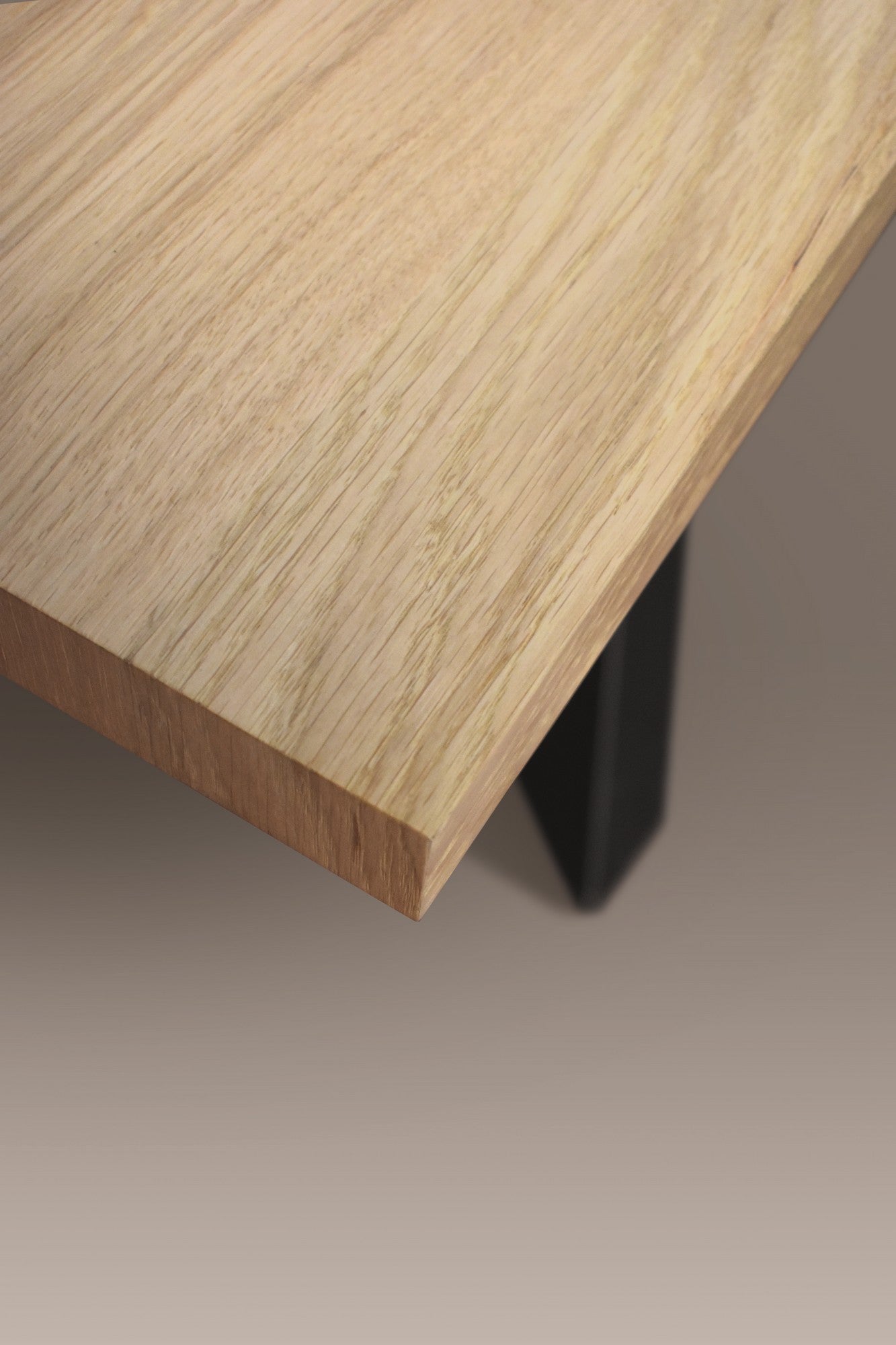 tavolo pianosa in legno, finitura rovere e metallo verniciato nero, 250×100 cm, vista ambientata con sedie abbinate