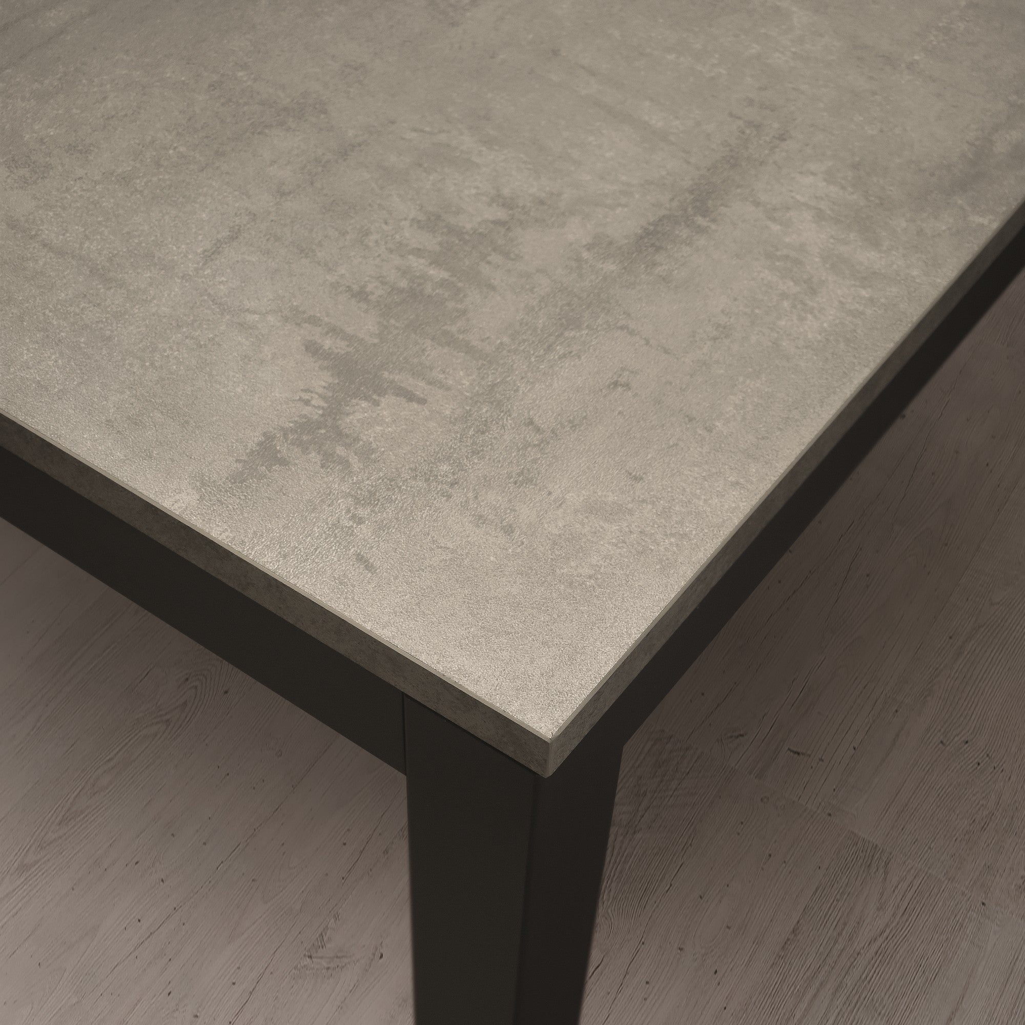 tavolo ravenna in legno finitura grigio cemento e struttura in metallo grigio antracite 80×80 cm, design moderno per...