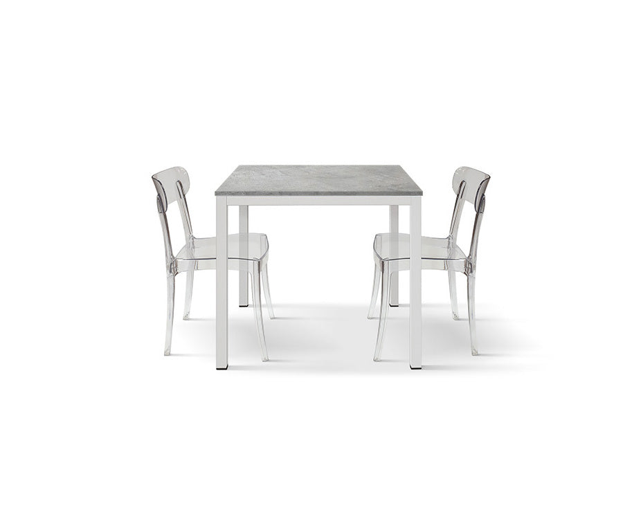 tavolo ravenna in legno finitura grigio cemento e struttura in metallo bianco 80×80 cm, dettaglio della struttura in legno o...