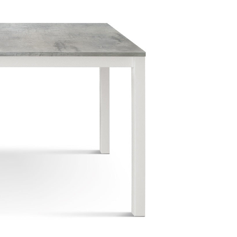 tavolo ravenna in legno finitura grigio cemento e struttura in metallo bianco 80×80 cm, vista ambientata con sedie abbinate