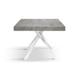 tavolo forte dei marmi in legno, finitura grigio cemento e gambe incrociate in metallo bianco, allungabile 95×90 cm – 145 x...
