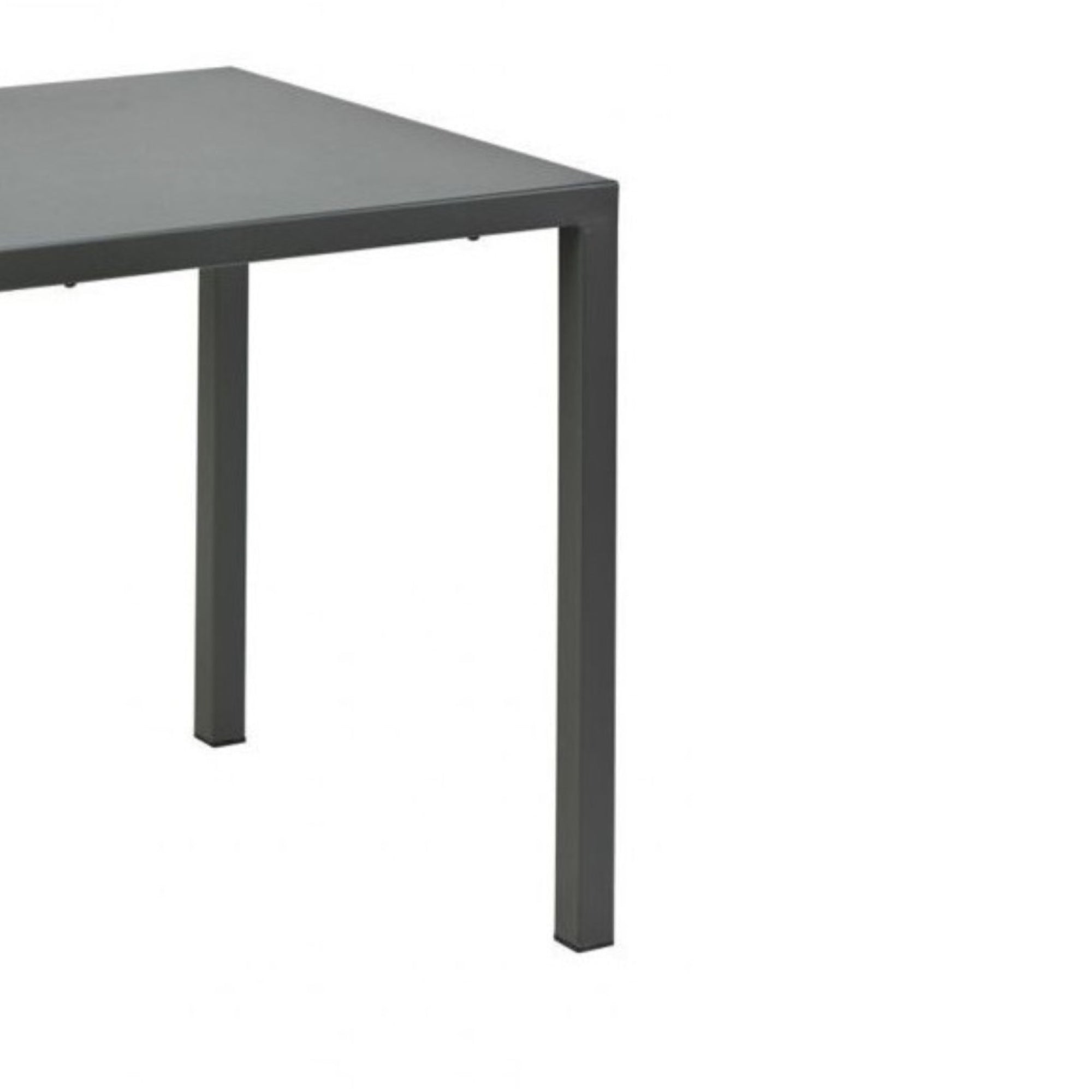 tavolo marsiglia in metallo antracite 70×70 cm, impilabile, ambientazione in giardino con sedie coordinate