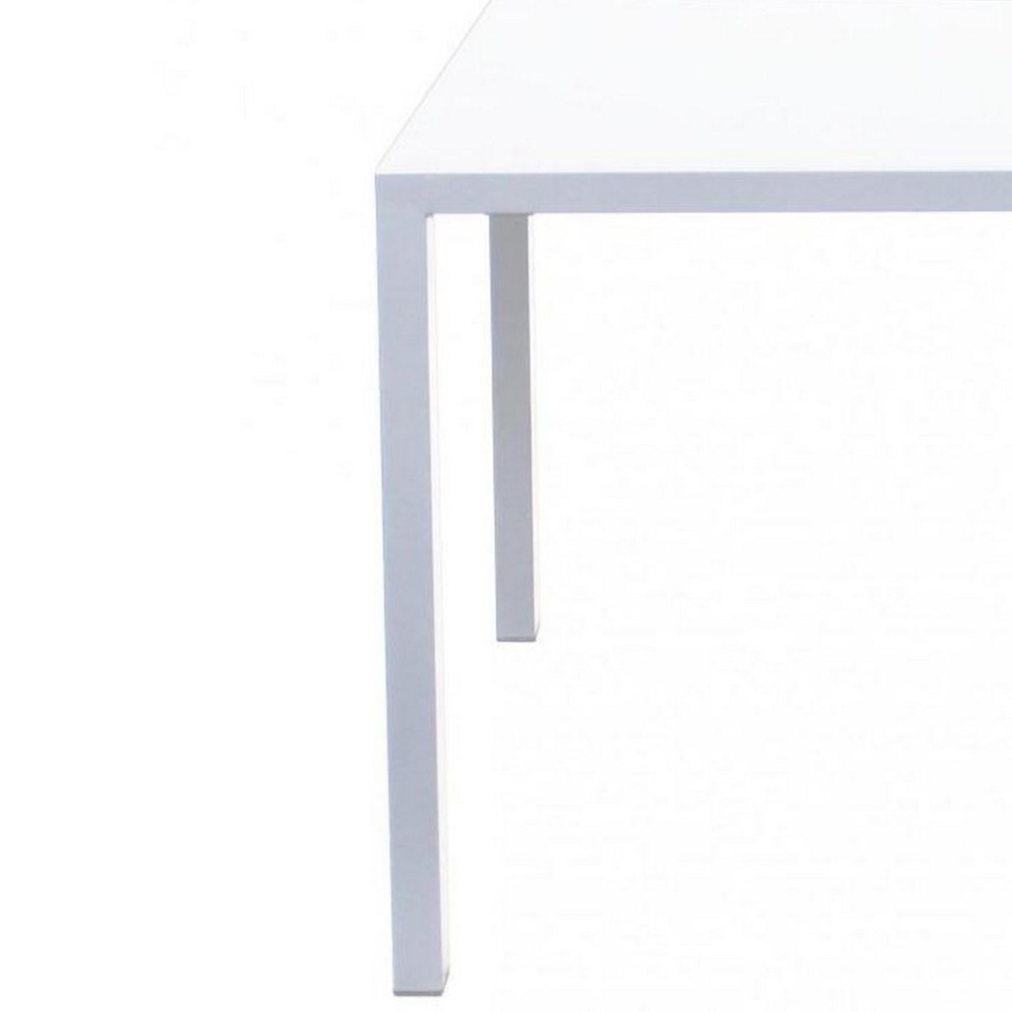 tavolo marsiglia in metallo bianco 70×70 cm, impilabile, vista ambientata su terrazza o veranda