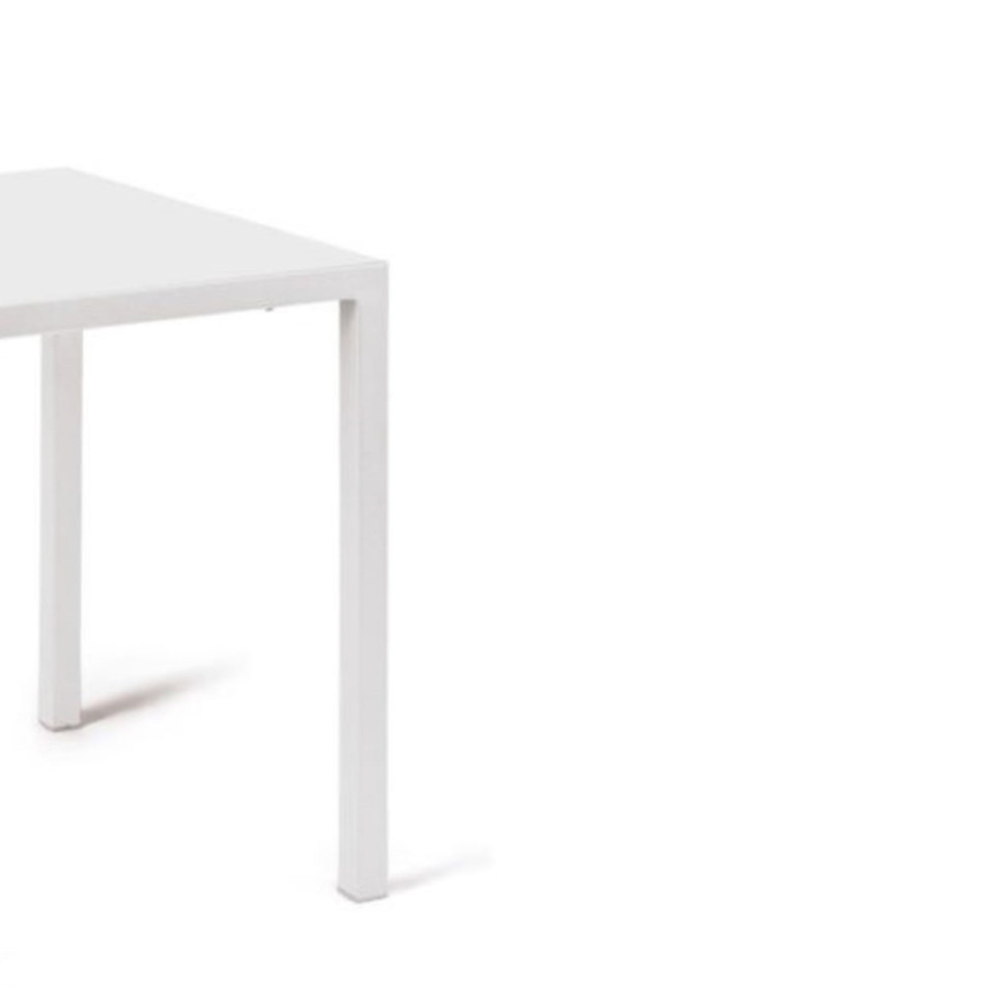 tavolo tolone in metallo bianco 80×80 cm, impilabile, ambientazione in giardino con sedie coordinate