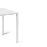 tavolo tolone in metallo bianco 80×80 cm, impilabile, ambientazione in giardino con sedie coordinate