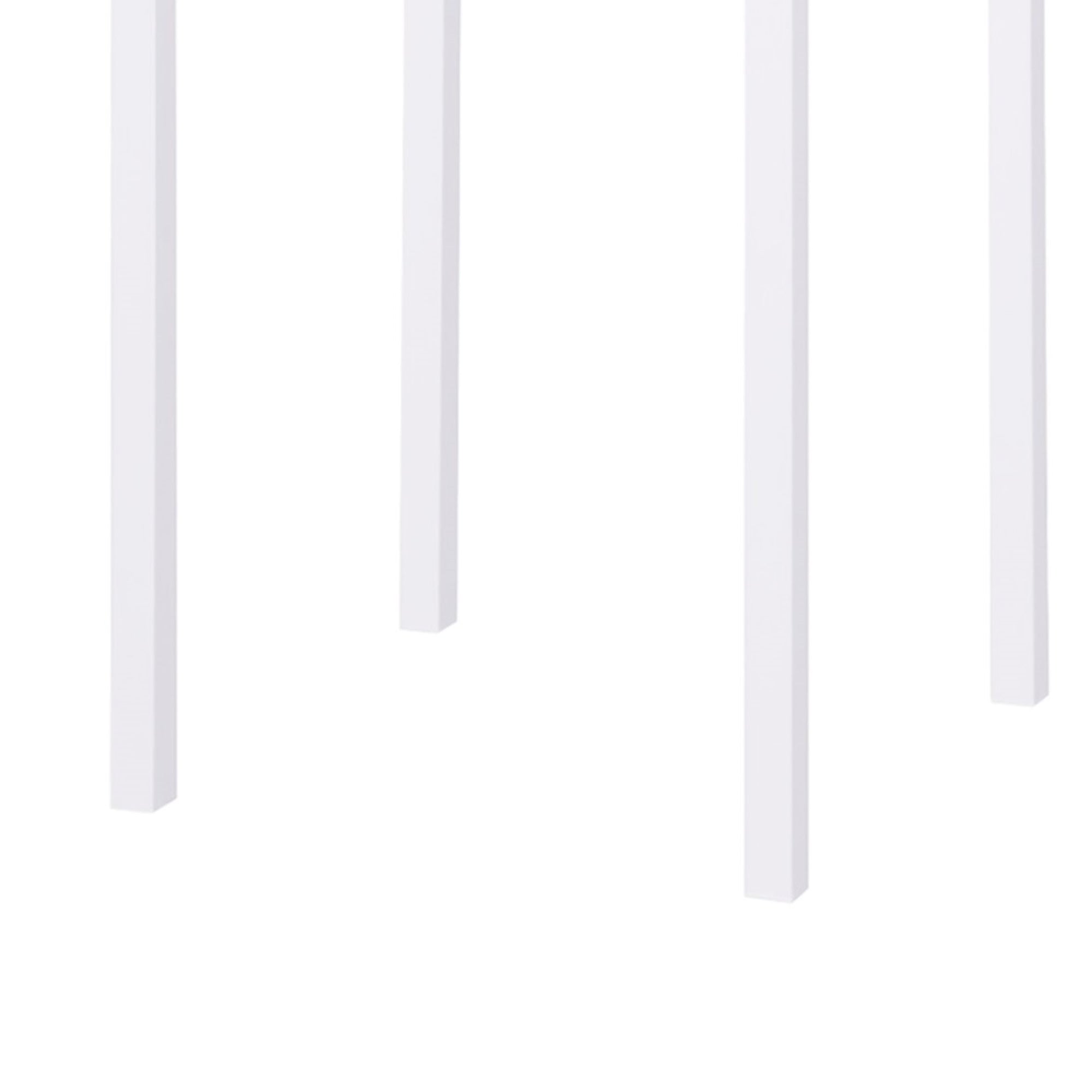 tavolo alto zurigo in metallo bianco 60×60 cm, impilabile, ambientazione in giardino con sedie coordinate