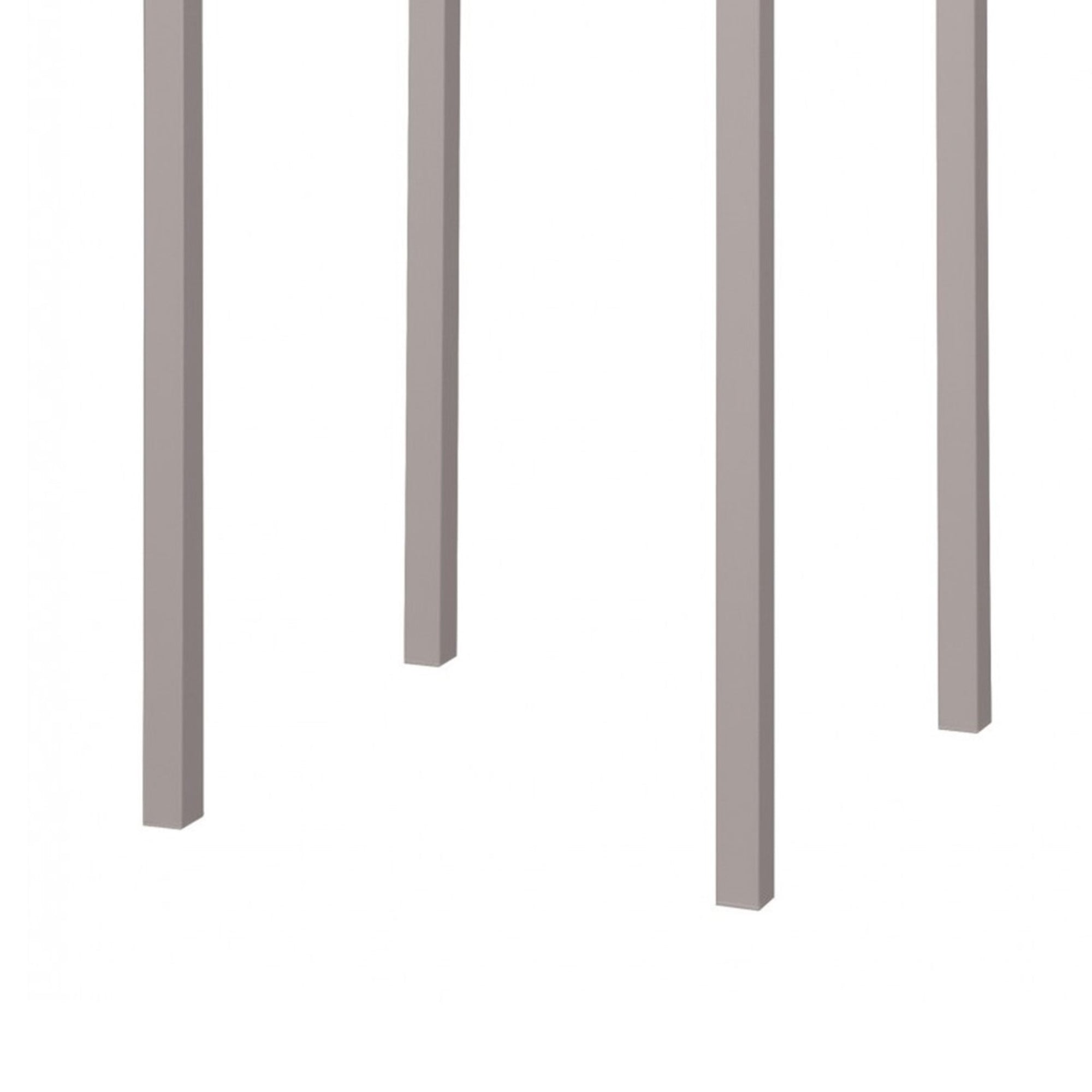 tavolo alto basilea in metallo tortora 70×70 cm, impilabile, ambientazione in giardino con sedie coordinate