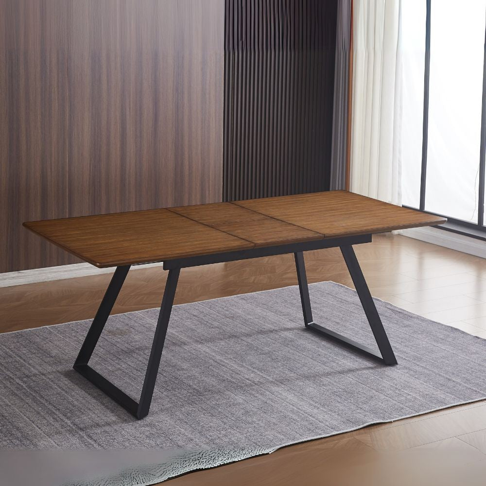 tavolo allungabile shelton con piano impiallacciato legno massiccio tinto rovere scuro e gambe in metallo nero, dettaglio della superficie allungata e gambe robuste