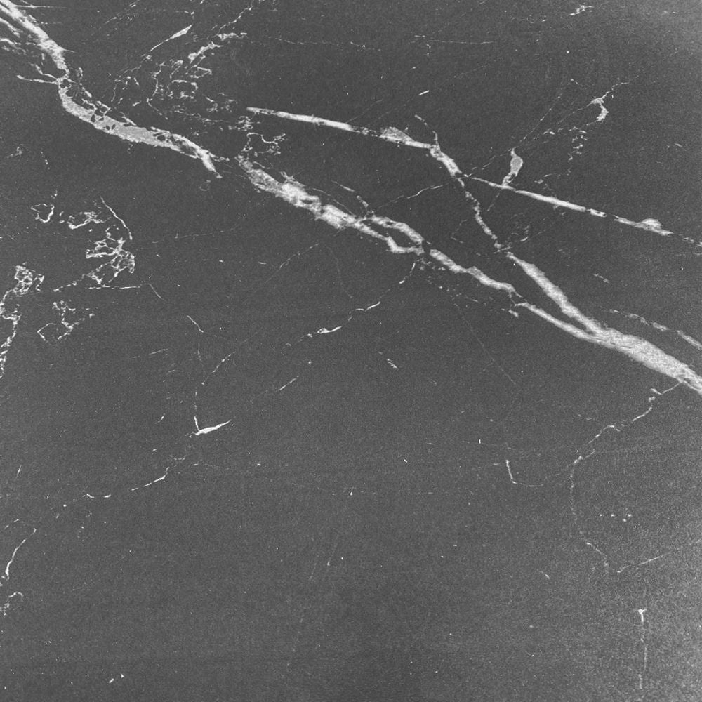 tavolo allungabile kyoto con piano in ceramica effetto marmo nero ardesia opaco e struttura in metallo nero, ideale per ospitare numerosi commensali