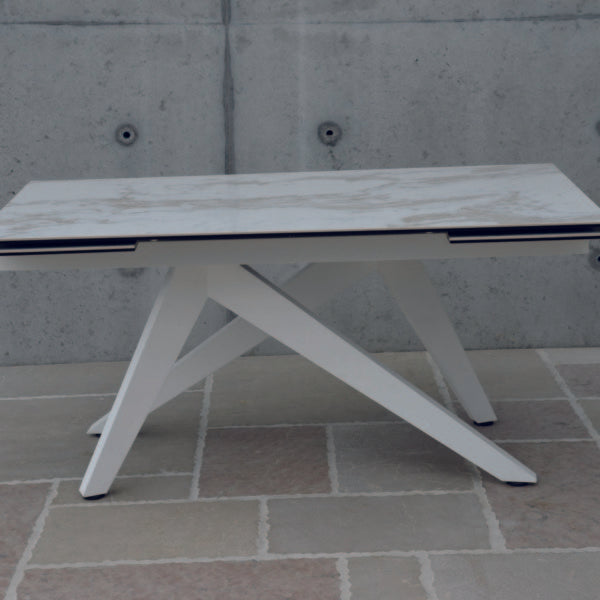 tavolo tribeca vetroceramica effetto marmo bianco allungabile 160×90 cm – 240×90 cm gambe a v, vista ambientata con sedie...