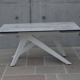 tavolo tribeca vetroceramica effetto marmo bianco allungabile 160×90 cm – 240×90 cm gambe a v, vista ambientata con sedie...