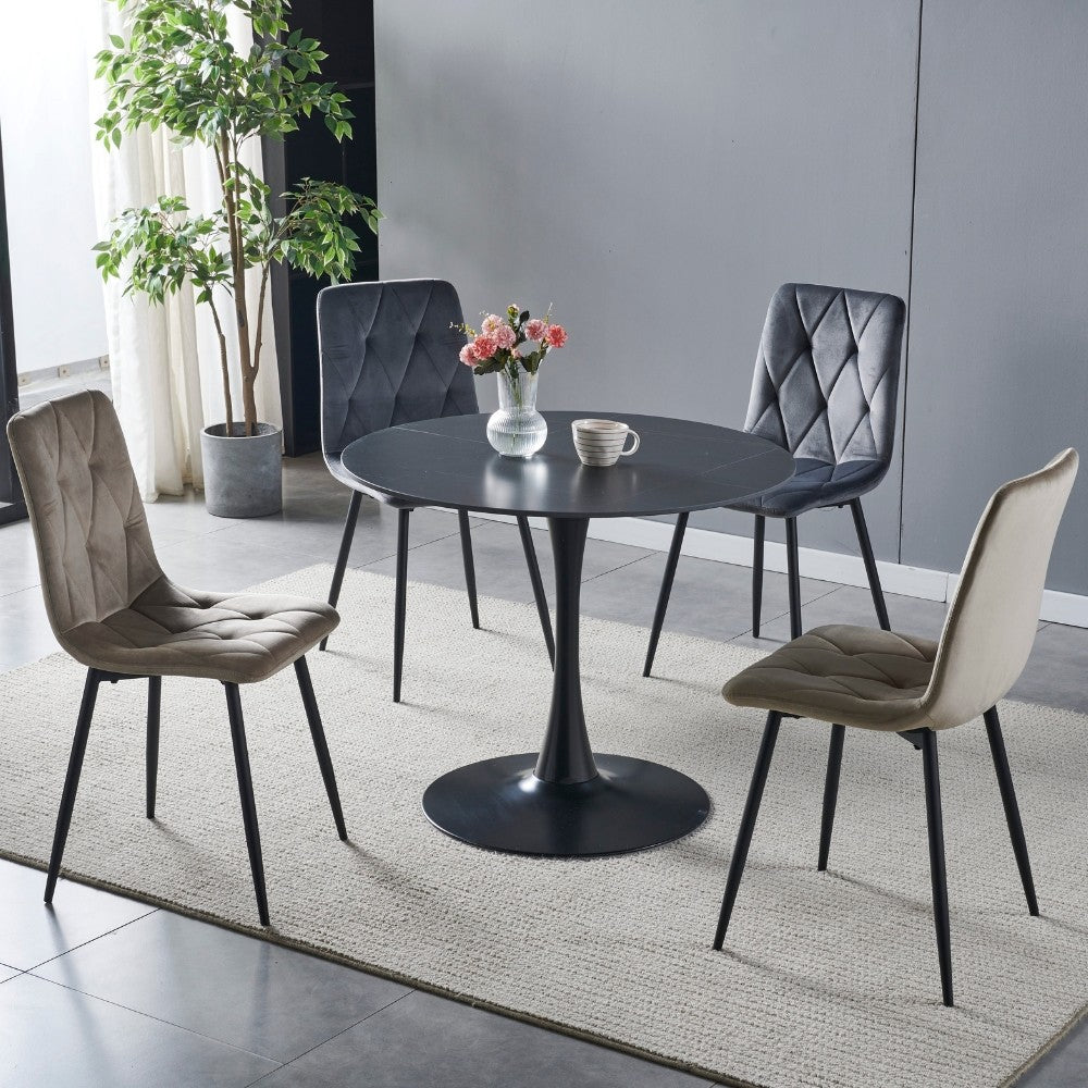 tavolo rotondo dot con piano in ceramica effetto marmo nero opaco con particolari oro e gamba nera, vista ambientata in sala da pranzo elegante