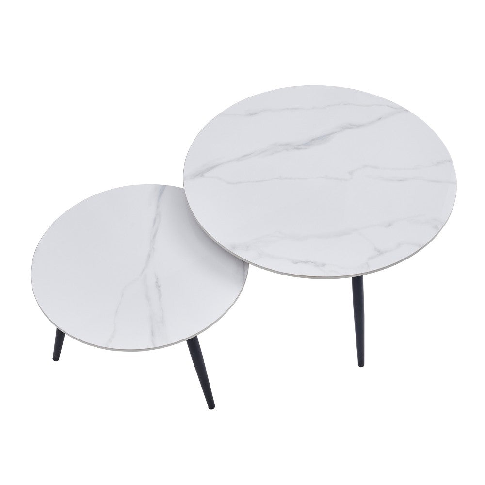 set 2 tavolini da salotto bicolor con piano in ceramica effetto marmo bianco lucido e gambe nere, ambientato con divani moderni o classici