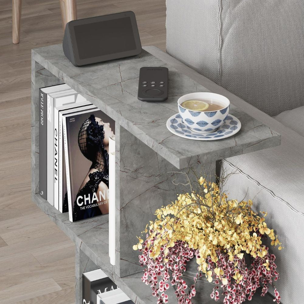 tavolino da salotto homemania in colore lagina effetto marmo grigio, ambientato con divani moderni o classici