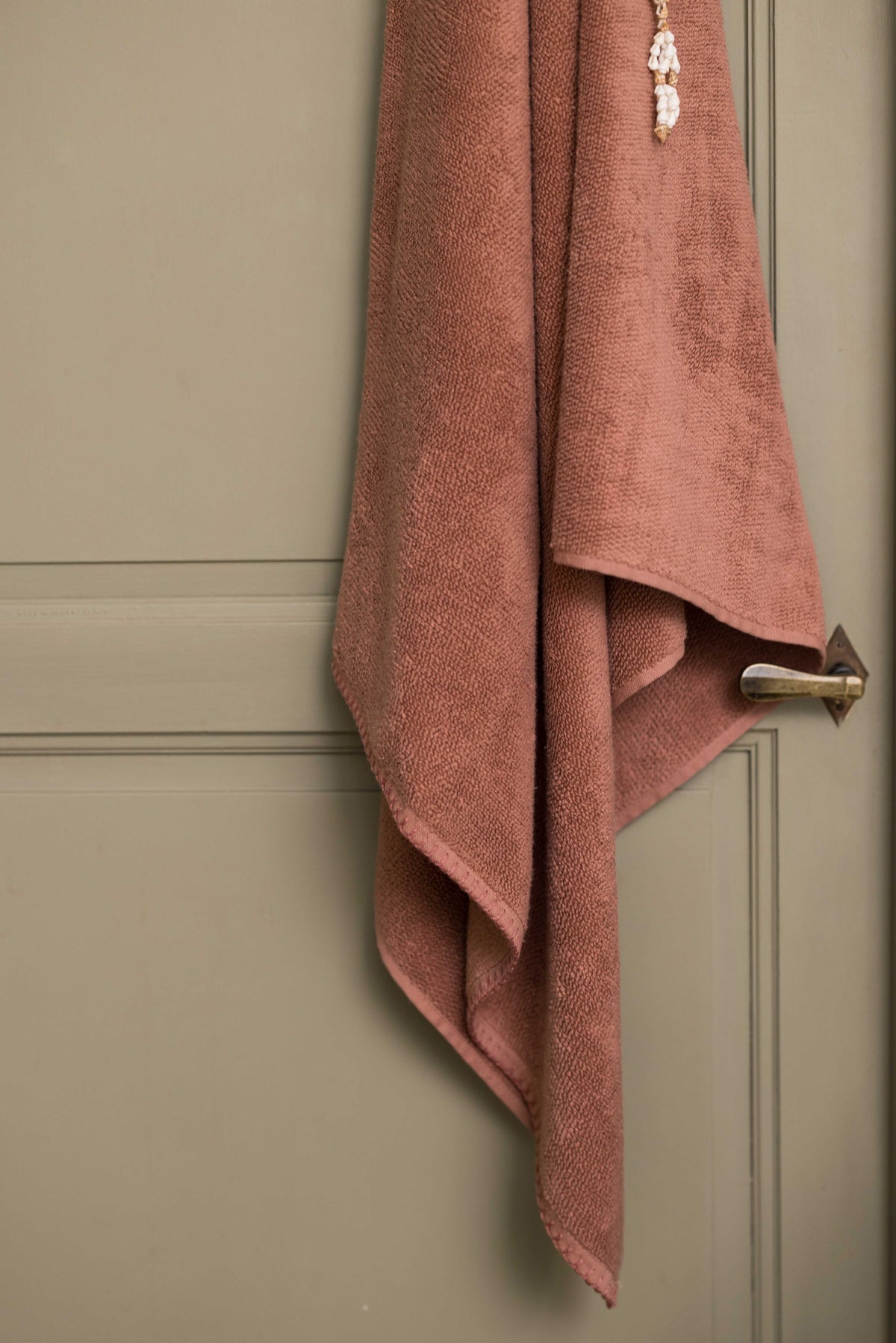 asciugamano doccia bora terracotta, colore terracotta, taglia 70 x 130. ideale per momenti di relax dopo il bagno