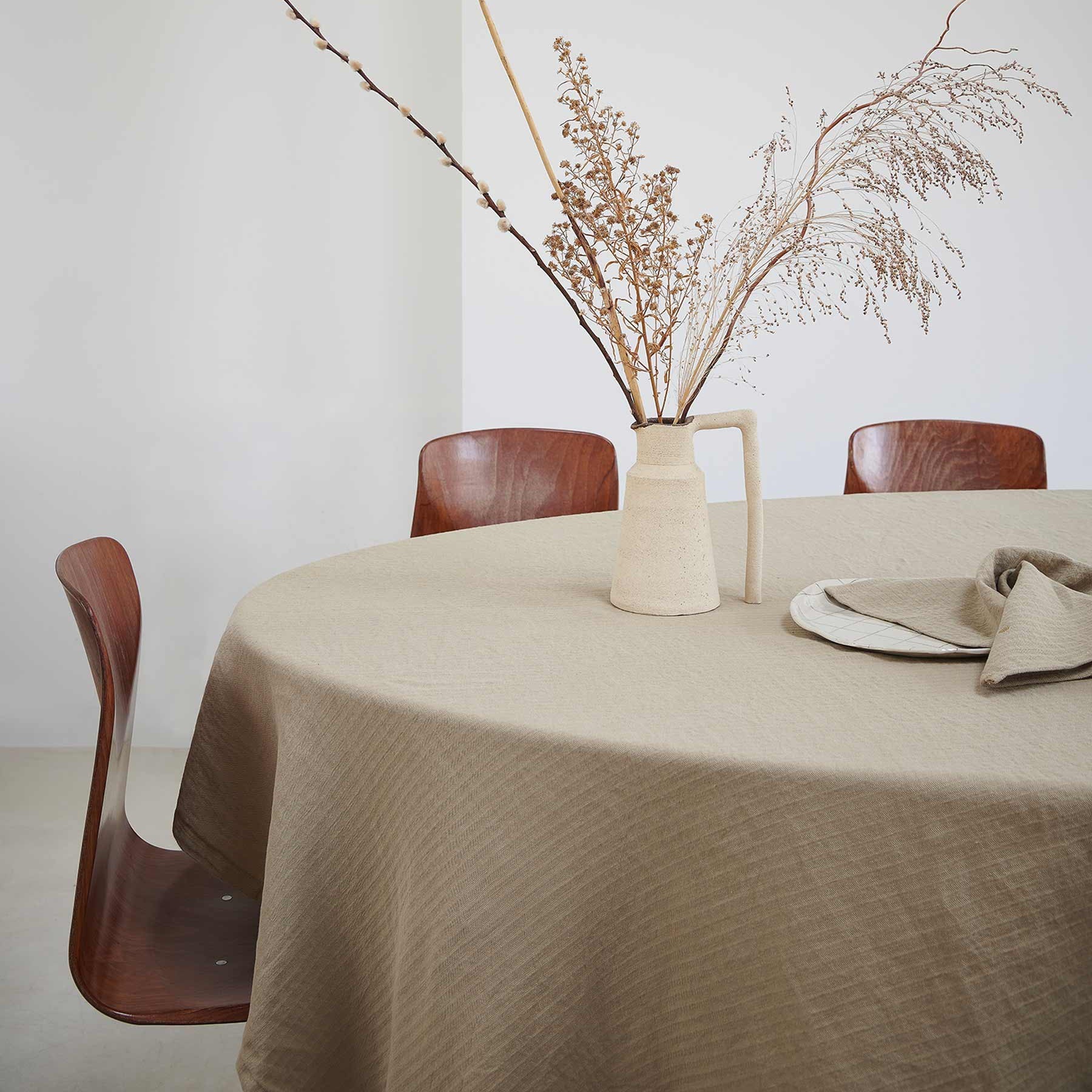 tovaglia marcel zenzero, colore zenzero, taglia 160 x 250. realizzata in 60% lino 40% cotone, perfetta per un’arredamento tavola raffinato e duraturo