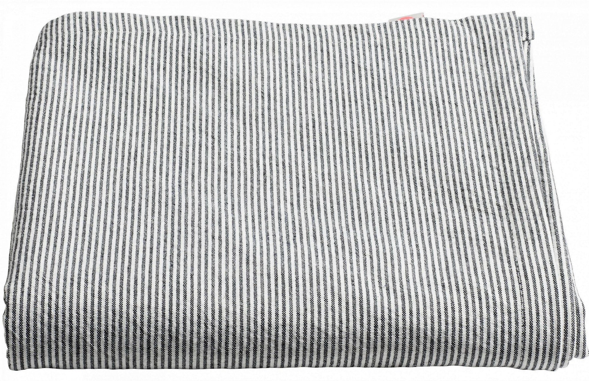 tovaglia finette caviar, colore finette caviar, taglia 160 x 250. tovaglia distesa su tavolo, sfondo neutro, dettaglio tessuto e cuciture