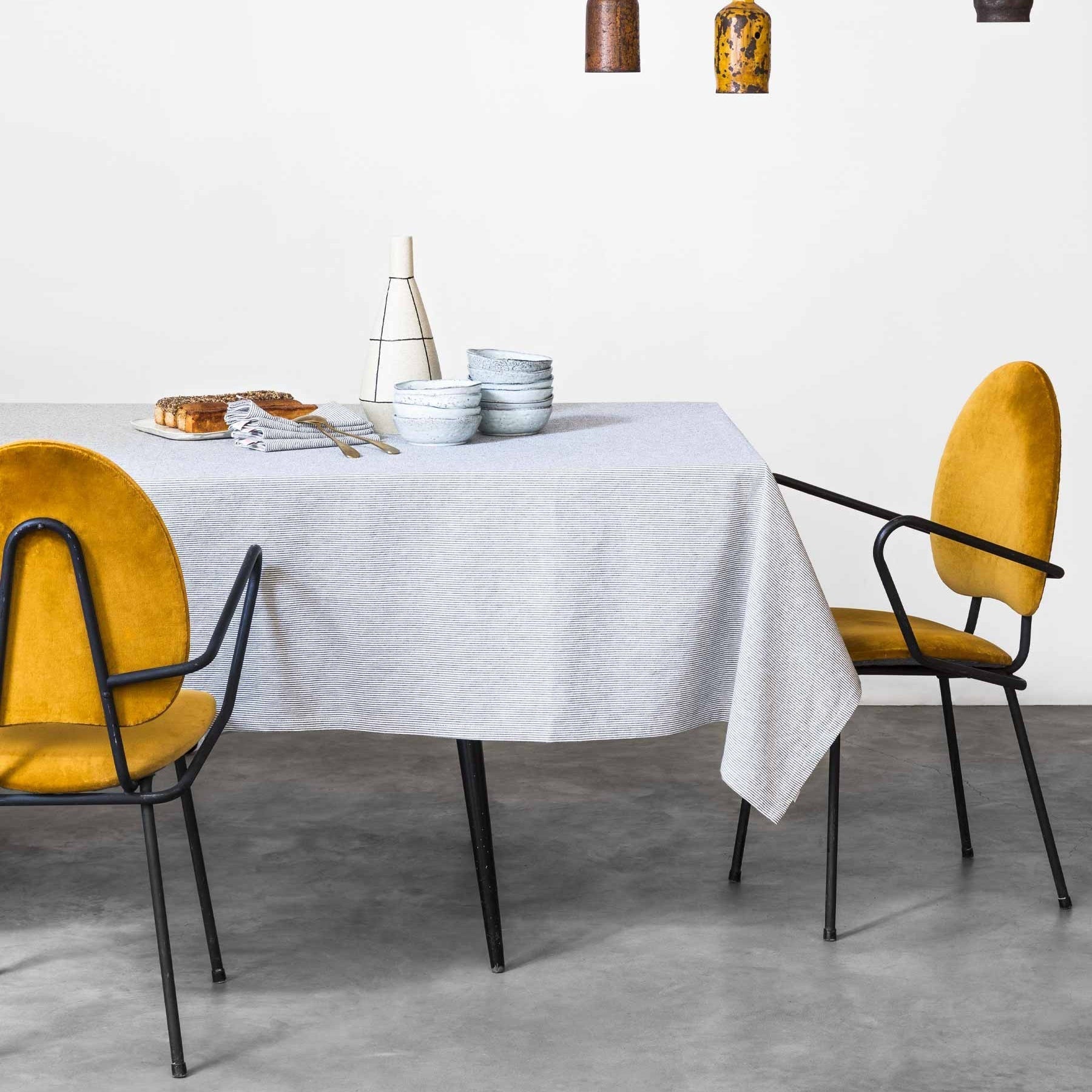 tovaglia finette caviar, colore finette caviar, taglia 160 x 250. elegante complemento per pranzi e cene speciali