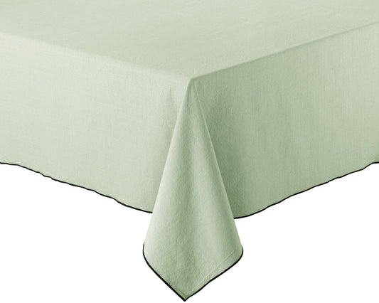 tovaglia riciclata grace celadon, colore celadon, taglia 170 x 300. tovaglia distesa su tavolo, sfondo neutro, dettaglio tessuto e cuciture