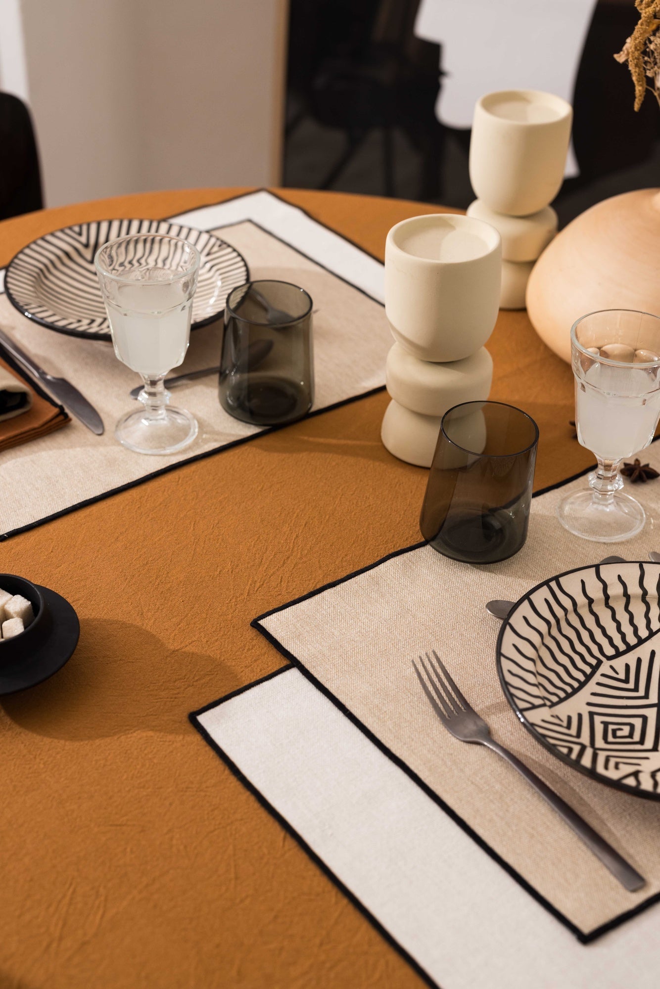 tovaglia riciclata grace caramello, colore caramello, taglia 140 x 140. elegante complemento per pranzi e cene speciali