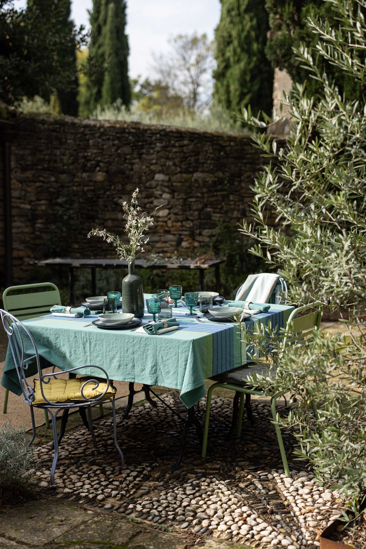 tovaglia riciclata yuna pavone, colore pavone, taglia 170 x 250. design classico e versatile per ogni stile di arredamento