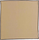 tovagliolo riciclato grace cammello, colore cammello, taglia 40 x 40. tovagliolo piegato con cura su sfondo neutro, dettaglio tessuto e cuciture