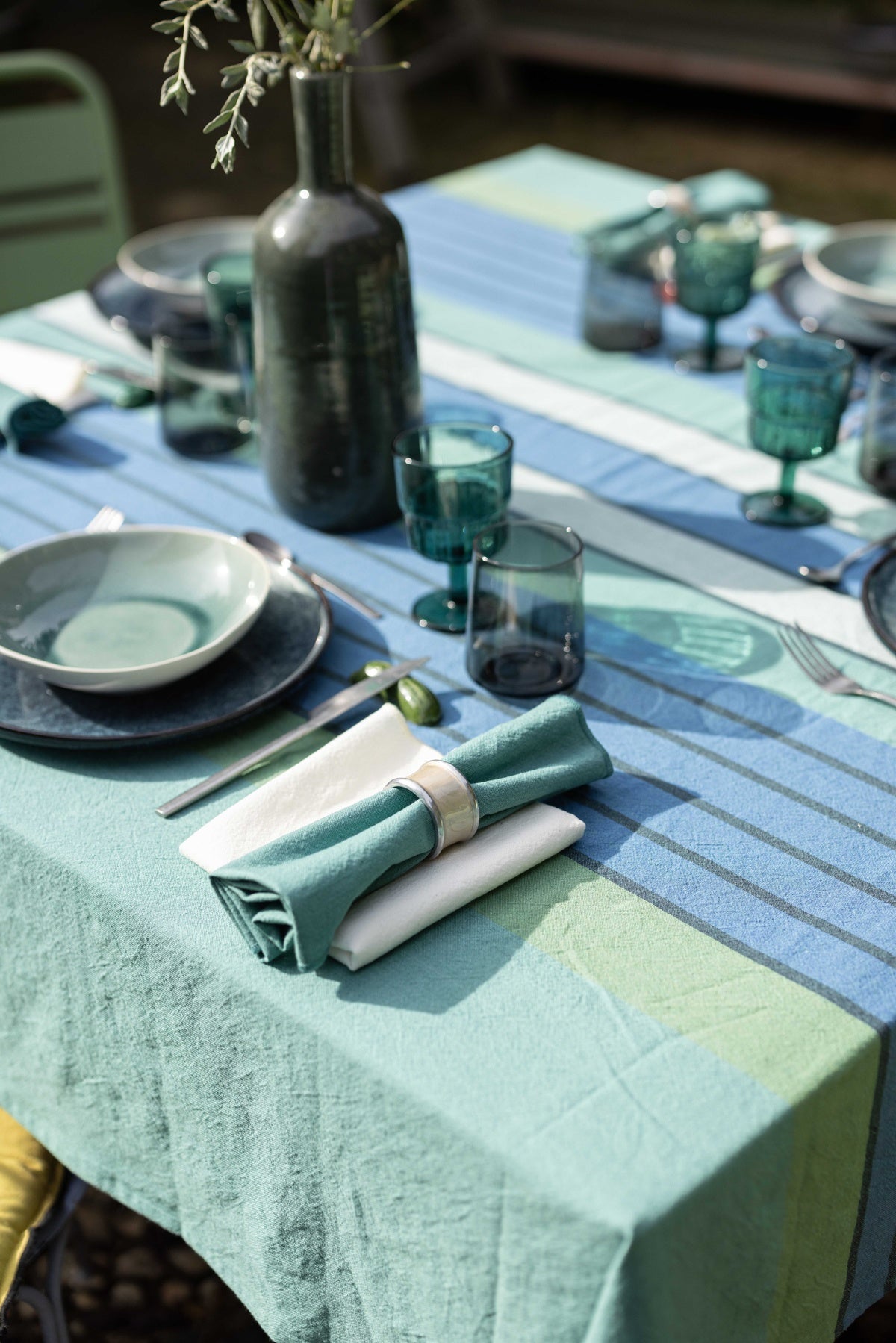 tovagliolo riciclato yuna pavone, colore pavone, taglia 50 x 50. realizzato in 100% cotone riciclato, perfetto per una tavola elegante e curata