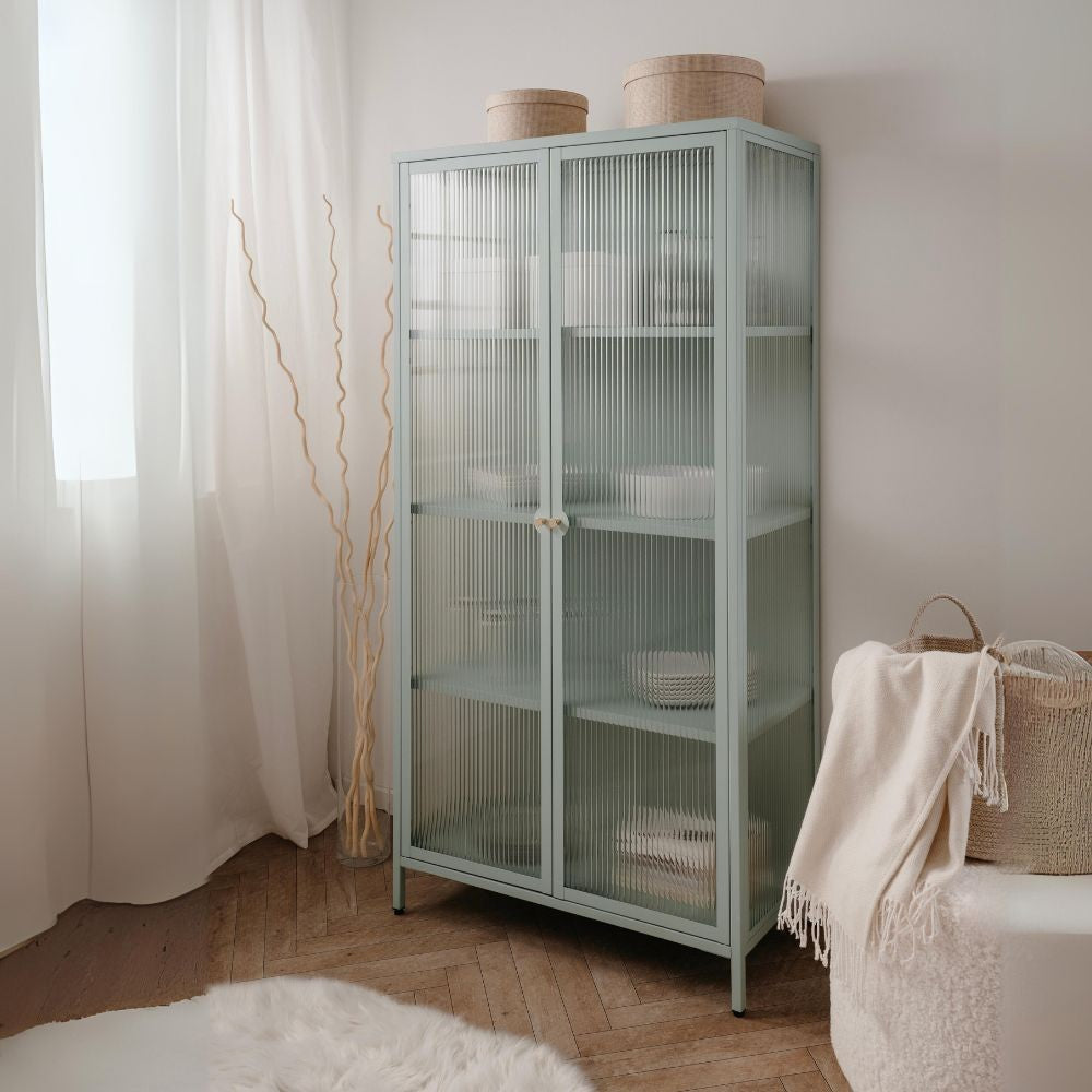 vetrina milton 52a in acciaio laminato con 2 ante vetro temperato ondulato colore verde menta, vista ambientata in soggiorno o sala da pranzo