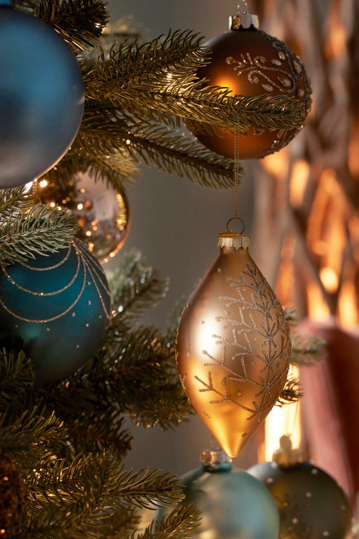 albero di natale miller 240 cm, vista ambientata in soggiorno natalizio