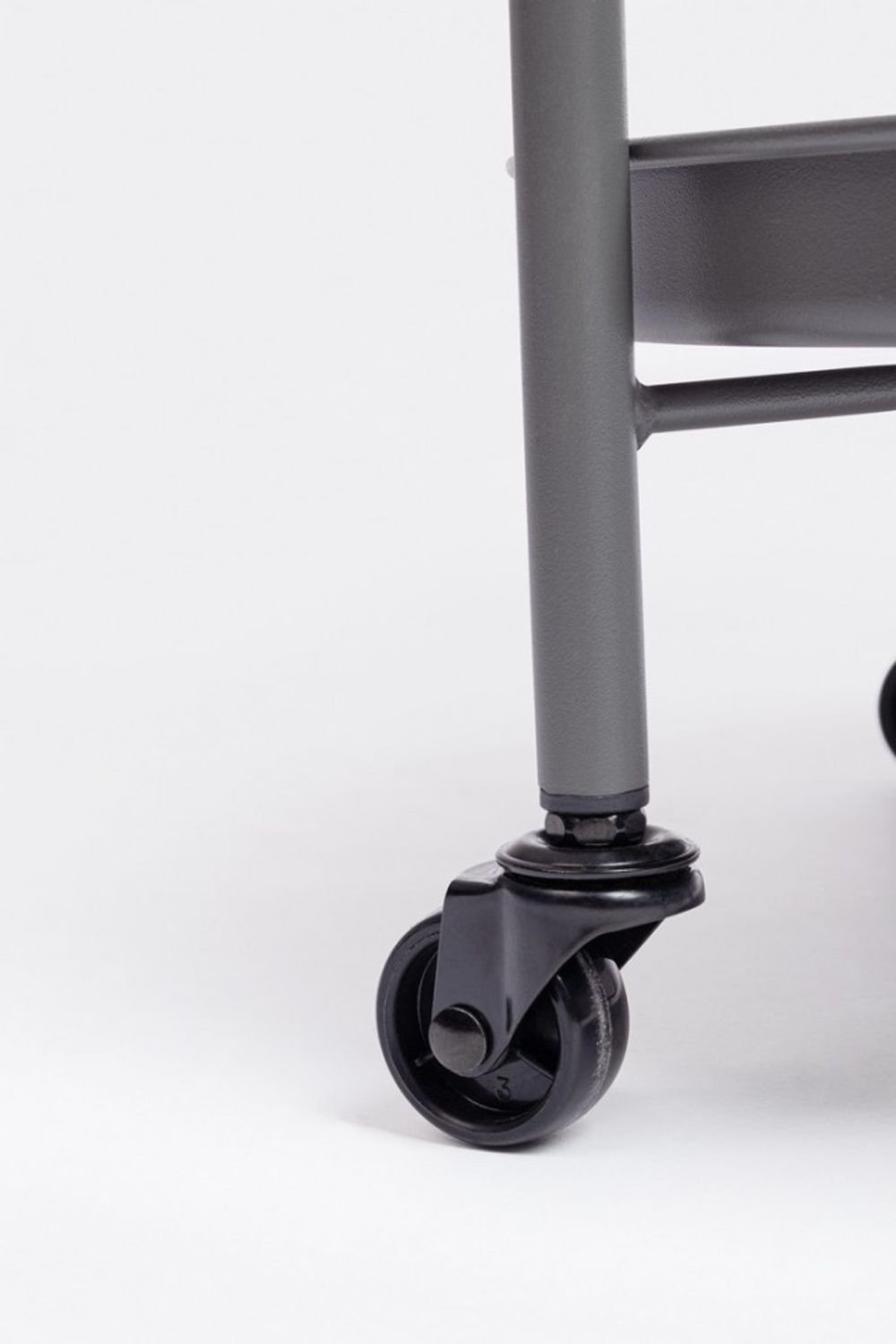 carrello pieghevole austin in acciaio antracite, con vassoio, ambientazione d’arredo con il prodotto protagonista