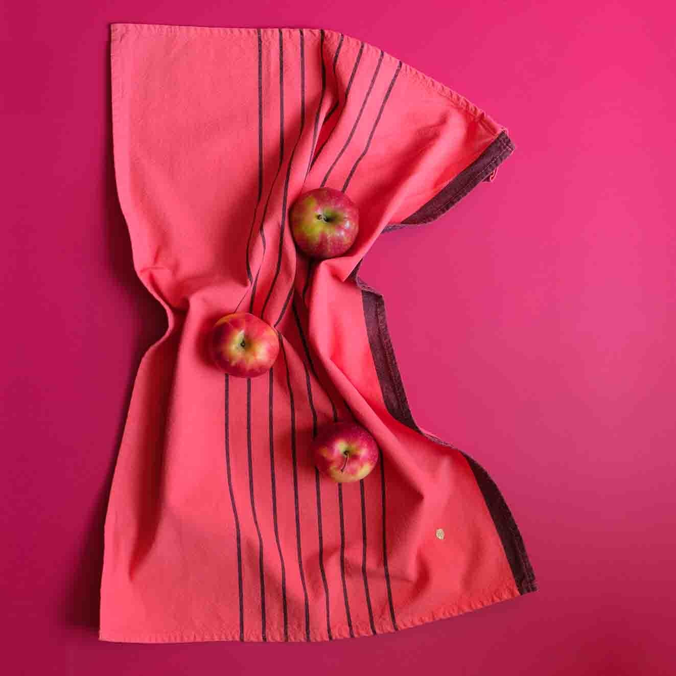 strofinaccio piero corallo, colore corallo, taglia 50 x 70. perfetto per il bagno quotidiano o la palestra