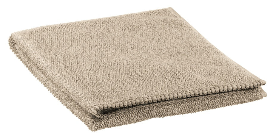 asciugamano bora ciottolo, colore ciottolo, taglia 50 x 100. asciugamano piegato su sfondo neutro per una visione pulita del prodotto